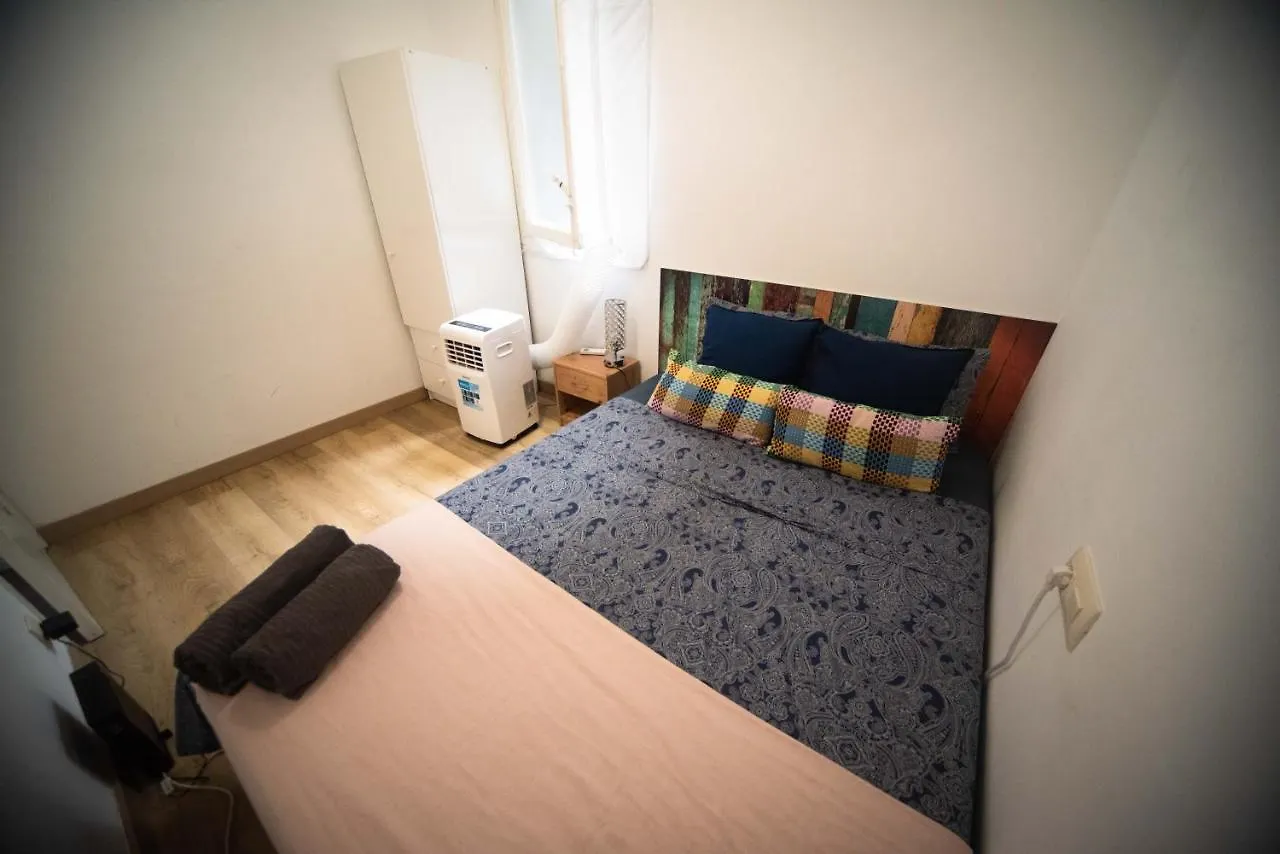 By Port Vell Rooms بيت شباب