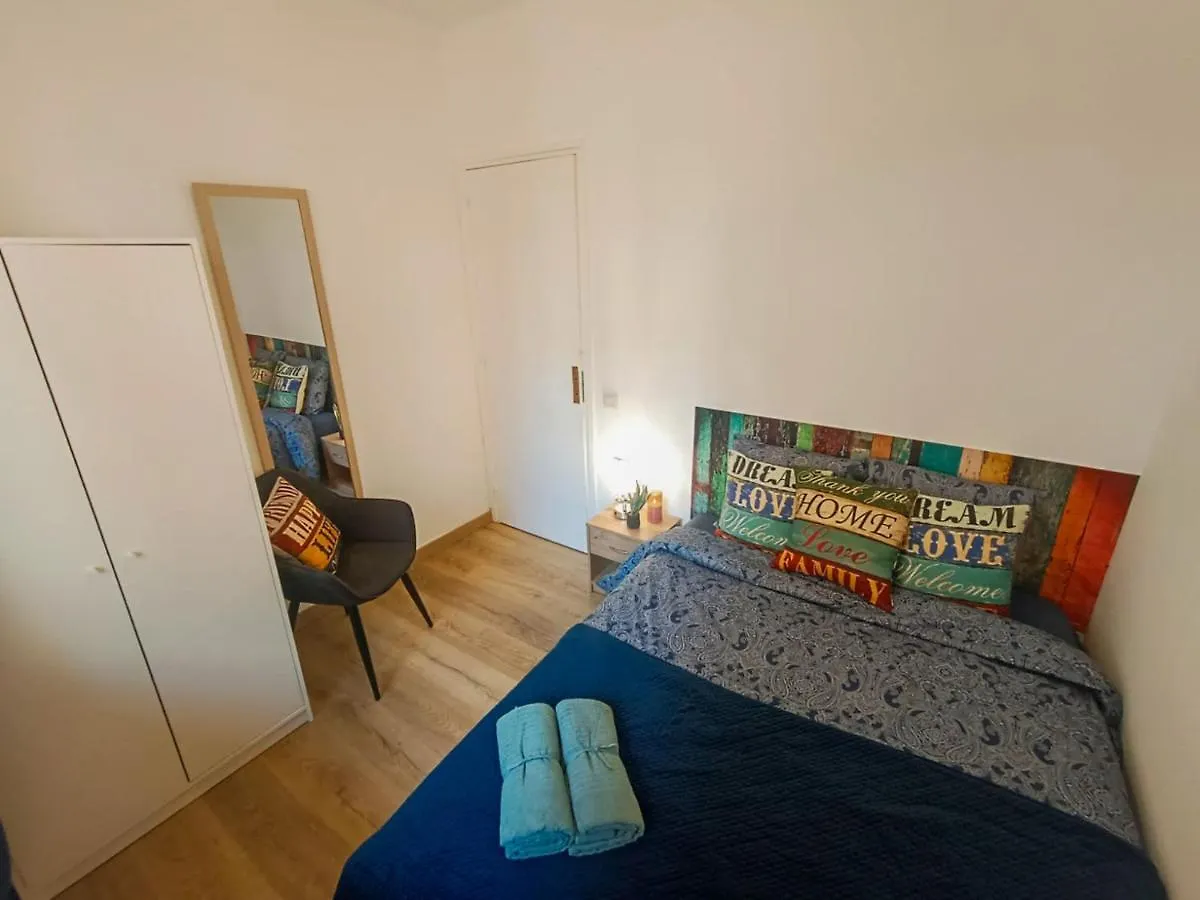 By Port Vell Rooms بيت شباب